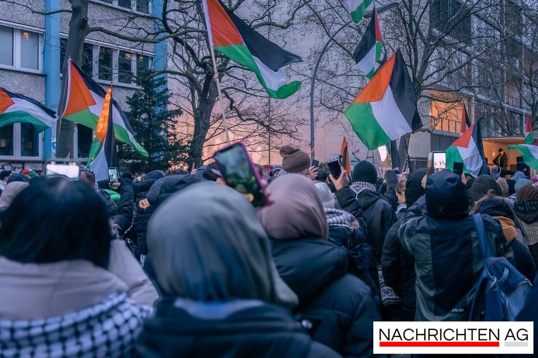 Unbekannte beschmierten das Schiller-Gymnasium in Lindenthal mit Hakenkreuzen und antiisraelischen Slogans. Reaktionen folgen.